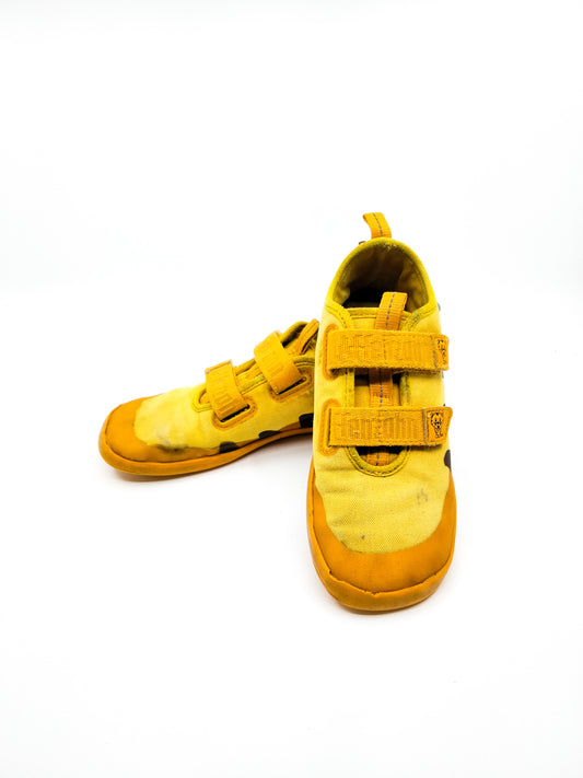 Keltaiset canvas kengät