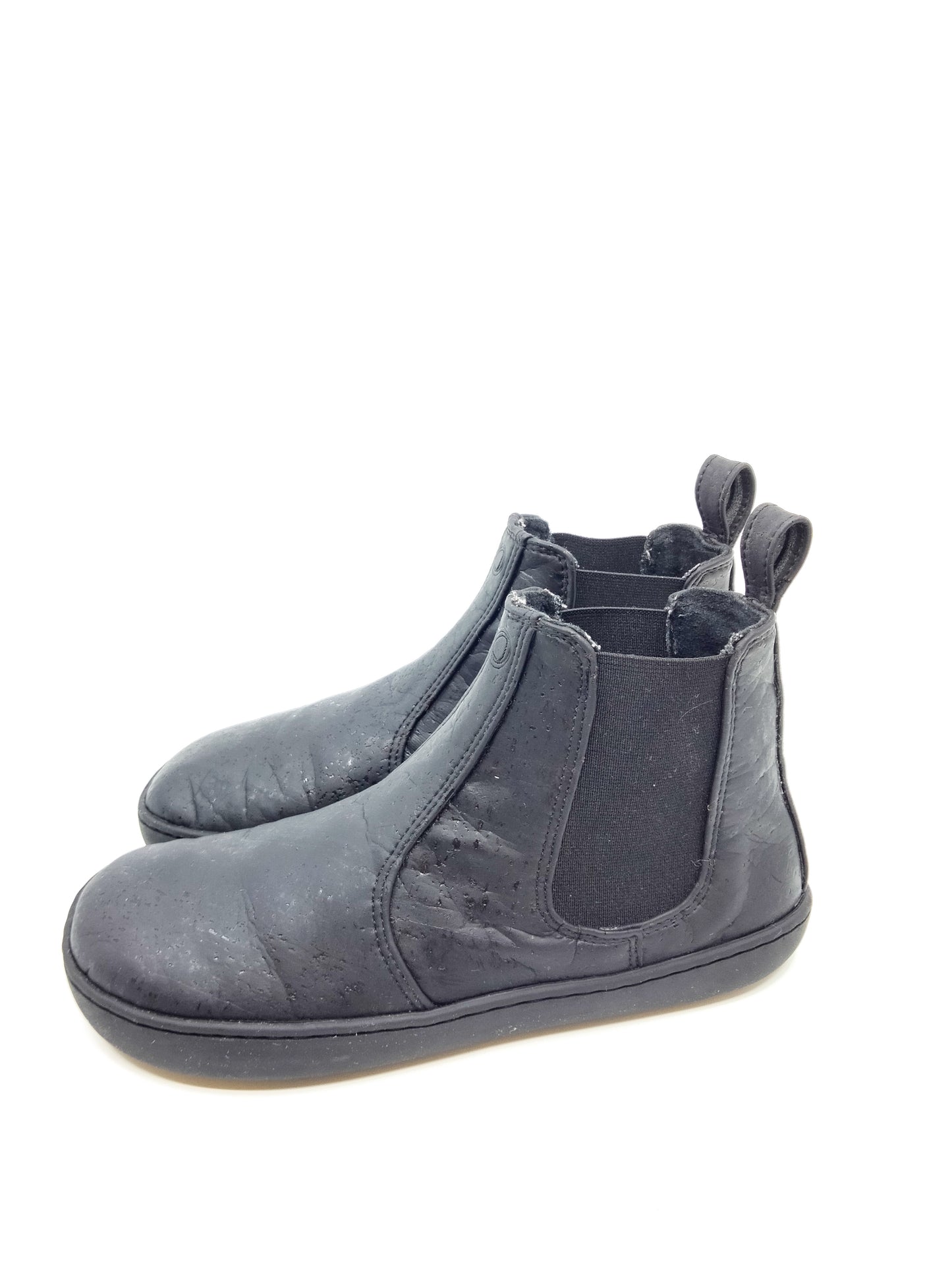 Musta vegaaninen chelsea boots tyyppinen kenkä