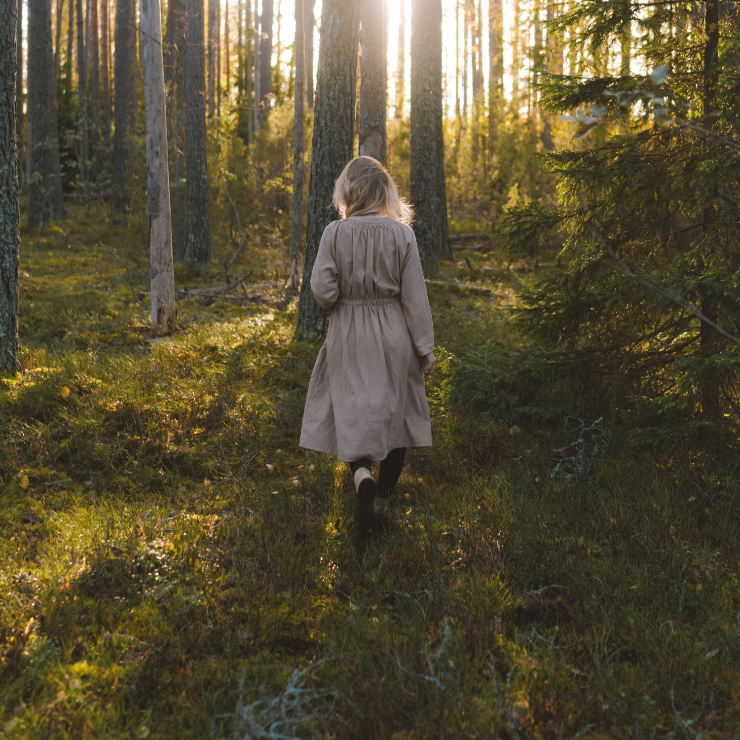Nainen kävelemässä metsässä